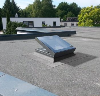 Intura platdakraam triple glas elektrisch bediend voor ventilatie 100x100 cm.